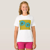 Bold Blue Daisy Art op mosterdgele achtergrond T-shirt (Voorkant volledig)