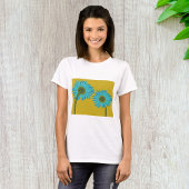 Bold Blue Daisy Art op mosterdgele achtergrond T-shirt