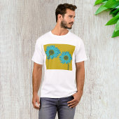 Bold Blue Daisy Art op mosterdgele achtergrond T-shirt