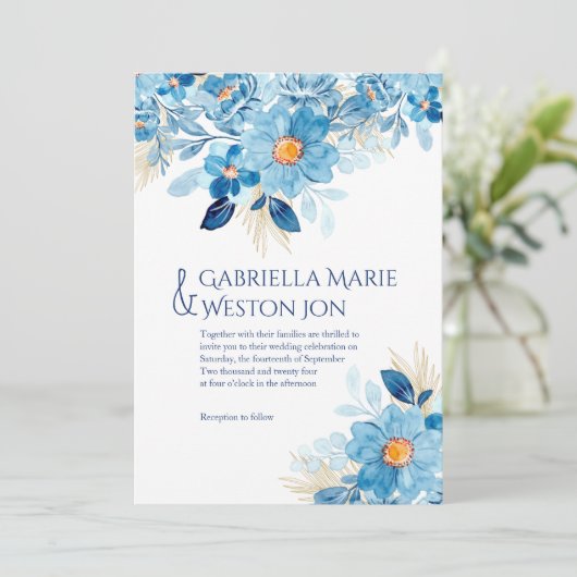 Bold Blue Floral thema bruiloft uitnodiging (Staand voorkant)