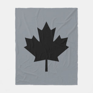 Bold Canadian Black Maple Leaf Fleece Deken