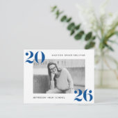 Bold Class of 2025 Blauwe Foto Afstudeerfeest Uitnodiging Briefkaart (Staand voorkant)