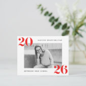 Bold Class of 2025 Red Photo Graduation Party Uitnodiging Briefkaart (Staand voorkant)