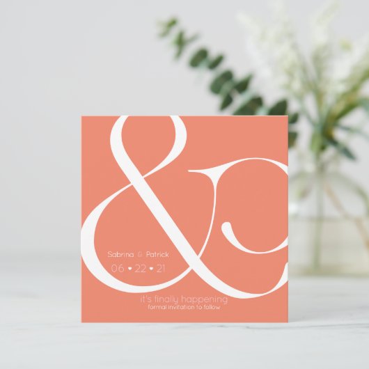 BOLD Coral Ampersand Save the Date Kaart (Staand voorkant)