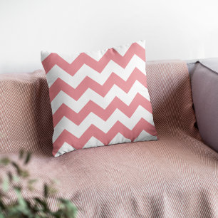 Bold Coral Chevron Pattern Sierkussen