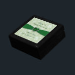 Bold Damask 55th Wedding Jubileum Gift Box Cadeaudoosje<br><div class="desc">Een Digitalbcon-Afbeeldingen Design met een smaragdgroene kleur en een demaseontwerpthema met een verscheidenheid aan aangepaste afbeeldingen, vormen, patronen, stijlen en lettertypen in deze one-of-a-achtige "Bold Damask 55th Wedding Jubileum" Gift Box. Dit elegante en aantrekkelijke ontwerp is compleet met aanpasbare tekstletters die bij uw eigen speciale gelegenheid passen. VOLTOOID UW MEMORABLE...</div>