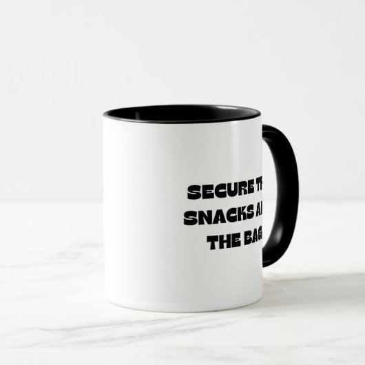 Bold Funny 'Secure The Snacks and The Bag' Mom Mok (Voorkant rechts)