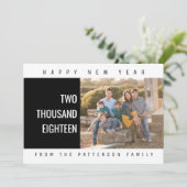 Bold Geometric New Year's fotokaart | Zwart Feestdagenkaart (Staand voorkant)