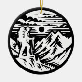 Bold Hiker Silhouette - Berglandschap Keramisch Ornament (Voorkant)