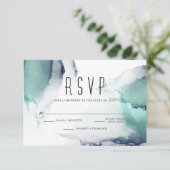 Bold Jade en Navy Blue Modern Fluid Ink RSVP Kaartje (Staand voorkant)