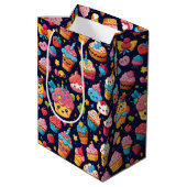 Bold Kawaii Verjaardagspatroon Medium Cadeauzakje (Achterkant Gekanteld)