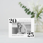 Bold Klasse van 2025 Black Photo Graduation Party Uitnodiging Briefkaart (Staand voorkant)