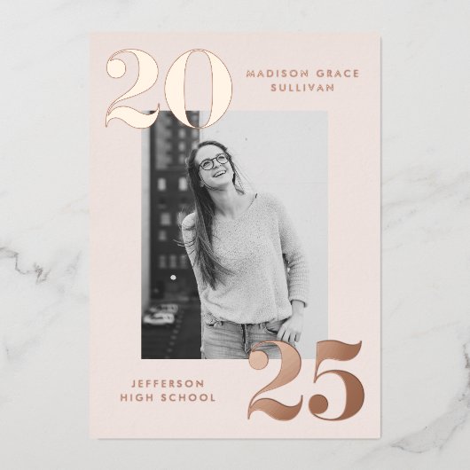 Bold Klasse van 2025 Cream Photo Afstuderen Folie Uitnodiging (Voorkant)