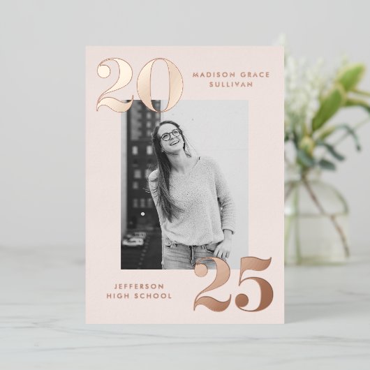 Bold Klasse van 2025 Cream Photo Afstuderen Folie Uitnodiging (Staand Voorkant)