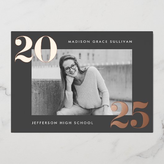 Bold Klasse van 2025 Grijs Foto Afstuderen Folie Uitnodiging (Voorkant)
