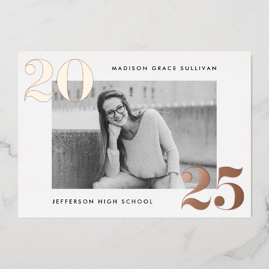 Bold Klasse van 2025 Roos Gouden Foto Afstuderen Folie Uitnodiging (Voorkant)