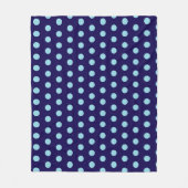 Bold Light Blue Polka Dots op Navy Blue Fleece Deken (Voorkant)