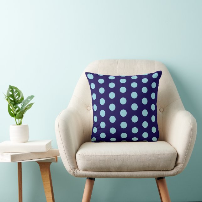 Bold Light Blue Polka Dots op Navy Blue Kussen (Stoel)