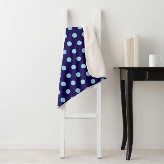 Bold Light Blue Polka Dots op Navy Blue Sherpa Deken (In situ)