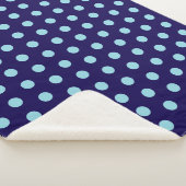 Bold Light Blue Polka Dots op Navy Blue Sherpa Deken (3/4)