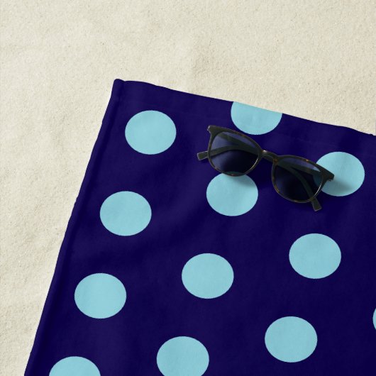 Bold Light Blue Polka Dots op Navy Blue Strandlaken (In situ)