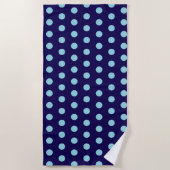 Bold Light Blue Polka Dots op Navy Blue Strandlaken (Voorkant)