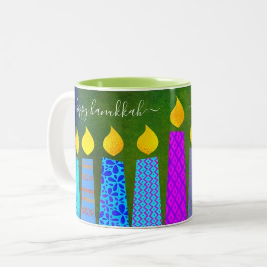 Bold Menorah Candles Happy Hanukkah Script Green Tweekleurige Koffiemok (Voorkant links)