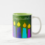 Bold Menorah Candles Happy Hanukkah Script Green Tweekleurige Koffiemok<br><div class="desc">"Happy Hanukkah." Hier is een gemakkelijke manier om elke ochtend in de vakantiestemming te komen. Voeg je dag extra lik toe wanneer je je favoriete drank ontspant in deze kleurrijke, aangepaste Hanukkah-mok. Een speelse, artsy illustratie van blauwe menorakaarsen met kleurrijke faux folie patronen en moderne typografie bedekken een rijke, groene...</div>
