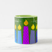 Bold Menorah Candles Happy Hanukkah Script Green Tweekleurige Koffiemok (Center)