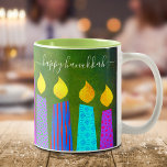 Bold Menorah Candles Happy Hanukkah Script Green Tweekleurige Koffiemok<br><div class="desc">"Happy Hanukkah." Hier is een gemakkelijke manier om elke ochtend in de vakantiestemming te komen. Voeg je dag extra lik toe wanneer je je favoriete drank ontspant in deze kleurrijke, aangepaste Hanukkah-mok. Een speelse, artsy illustratie van blauwe menorakaarsen met kleurrijke faux folie patronen en moderne typografie bedekken een rijke, groene...</div>