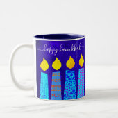 Bold Menorah Candles Happy Hanukkah Script op Blue Tweekleurige Koffiemok (Links)
