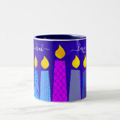 Bold Menorah Candles Happy Hanukkah Script op Blue Tweekleurige Koffiemok (Center)
