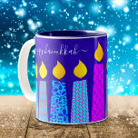 Bold Menorah Candles Happy Hanukkah Script op Blue Tweekleurige Koffiemok<br><div class="desc">"Happy Hanukkah." Hier is een gemakkelijke manier om elke ochtend in de vakantiestemming te komen. Voeg je dag extra lik toe wanneer je je favoriete drank ontspant in deze kleurrijke, aangepaste Hanukkah-mok. Een speelse, artsy illustratie van blauwe menorakaarsen met kleurrijke faux folie patronen en moderne typografie bedekken een rijke, diepe...</div>