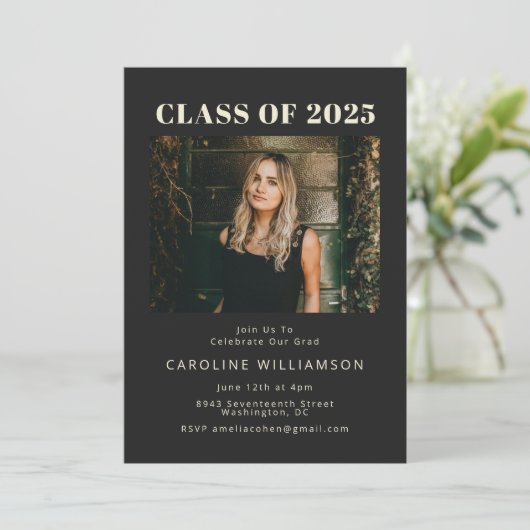 Bold Modern Black Two Photo Graduparty Invi Kaart (Staand voorkant)
