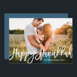 Bold Modern Calligrafie Happy Hanukkah Foto Feestdagenkaart<br><div class="desc">Happy Hanukkah! Verzend Hanukkah wenst aan familie en vrienden met deze aanpasbare kalligrafie Hanukkah kaart. Het biedt moderne kalligrafie. Personaliseer door namen en een foto toe te voegen. Deze foto Happy Hanukkah-kaart is beschikbaar in andere kartonnen dozen.</div>