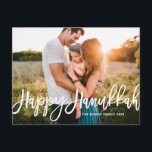 Bold Modern Calligrafie Happy Hanukkah Foto Feestdagenkaart<br><div class="desc">Happy Hanukkah! Verstuur Hanukkah naar familie en vrienden met dit aanpasbare Hanoekah-briefkaart. Het biedt moderne kalligrafie. Personaliseer door namen en een foto toe te voegen. Deze kalligrafie Happy Hanukkah briefkaart is beschikbaar in andere kartonnen dozen.</div>