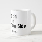 Bold Modern White Name Faith God Is On Your Side Grote Koffiekop (Voorkant rechts)