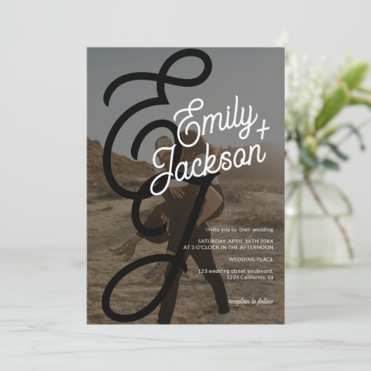 Bold monogram foto's namen boho qr code bruiloft kaart (Staand voorkant)