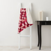 Bold Pink and Red Retro Geometric Pattern Sherpa Deken (In situ)