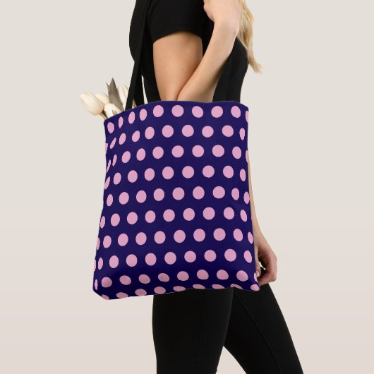 Bold Pink Polka Dots op Navy Blue Tote Bag (Dichtbij)