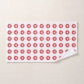 Bold Red Heart Emblem Pattern on White Bad Handdoek (Handdoek)