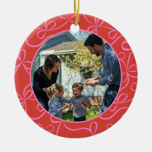 Bold Red Pink Ribbon Pattern Custom Photo Holiday Keramisch Ornament (Voorkant)