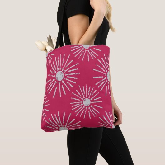 Bold Retro Sunburst Pattern in Deep Pink and White Tote Bag (Dichtbij)