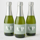 Bold Sage Groen & Wit Typografie Koppels Douche Sparkling Wijnetiket (Flessen)