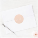 Bold Script Peach Elegant Wedding Ronde Sticker<br><div class="desc">Klassieke stijl trouwstickers met een eenvoudig maar elegant ontwerp met uw monogram in script.</div>