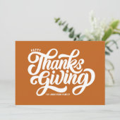 Bold Script Sinaasappel Happy Thanksgiving Feestdagenkaart (Staand voorkant)
