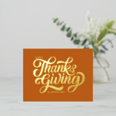 Bold Script Sinaasappel Happy Thanksgiving Folie Feestdagen Briefkaart (Staand Voorkant)