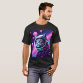Bold Space Cat Adventure - Retro Vaporwave Galaxy T-shirt (Voorkant volledig)