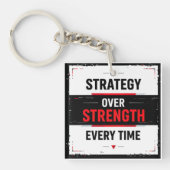 Bold "Strategy Over Strength Every Time" Graphic w Sleutelhanger (voorkant)