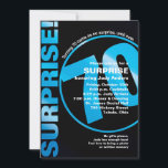Bold Surprise Birthday Invitation - Blue 70th Kaart<br><div class="desc">Deze felle en leuke verjaardagsuitnodiging zal je gasten het belangrijkste laten weten; het is een verrassing! Helder blauw op zwart met een gigantische 70 met uw aangepaste tekst voor een winnende verrassingsverjaardagsuitnodiging. De achterkant herinnert hen eraan dat ze moeten schijnen!</div>